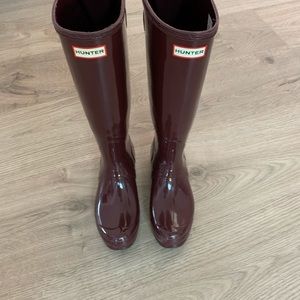 Hunter Boots, color burgundy, size 9M.